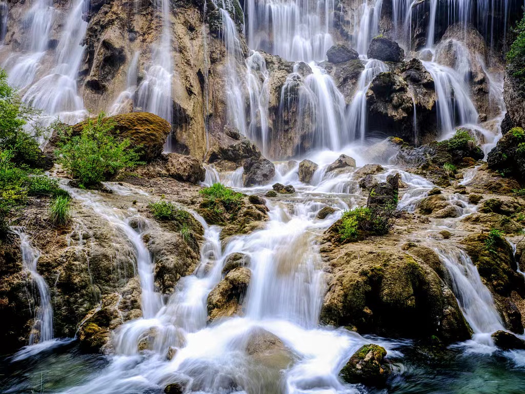 1. Air terjun di Jiuzhaigou, provinsi Sichuan, barat daya China.