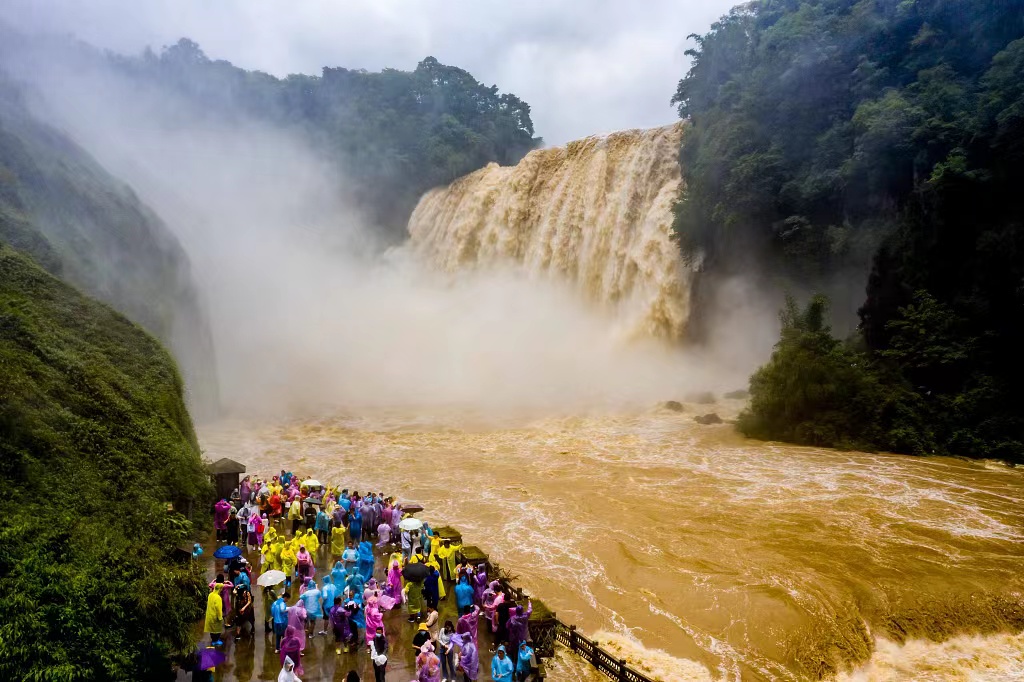 Kunjungi Air Terjun, Usir Hawa Panas