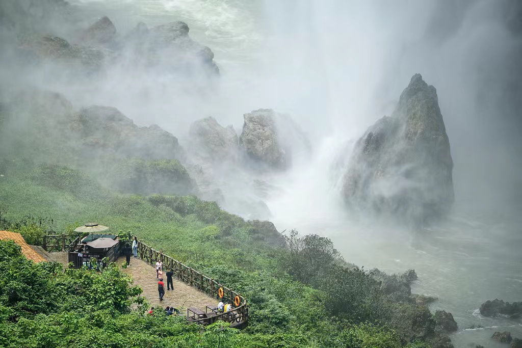 Kunjungi Air Terjun, Usir Hawa Panas