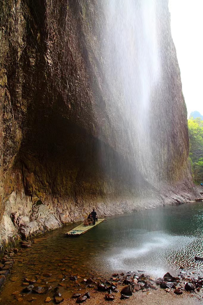 Kunjungi Air Terjun, Usir Hawa Panas