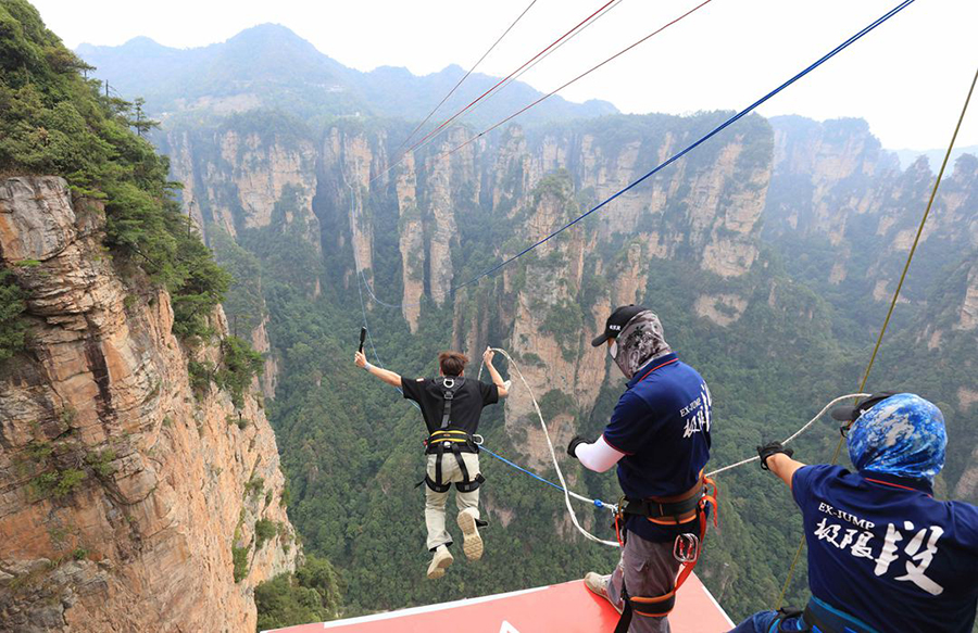 Jalankan Sukan Ekstrem Hayunan Tali Tinggi di Zhangjiajie, Hunan