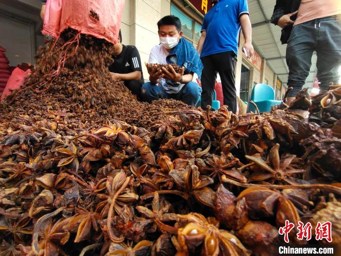 Jejak Kaki di Ibu Kota Rempah-ratus, Yulin 