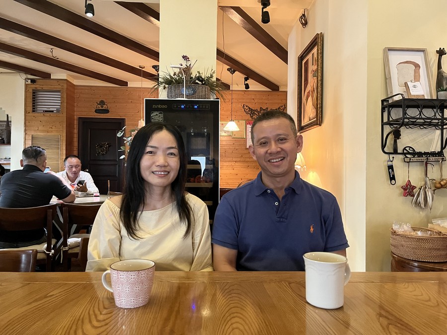 Li Shihong bersama isterinya Shen Hongmei di kafe mereka di pekan Xinglong, bandar Wanning, provinsi Hainan pada 17 Nov. 2022. (Gambar oleh Chen Ziwei/Xinhua)