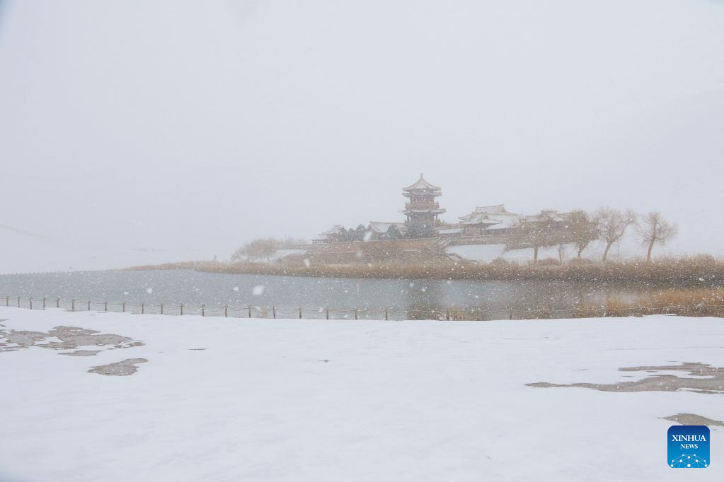 Diambil pada 27 November 2022, foto ini menunjukkan pemandangan salji di Gunung Mingsha dan Crescent Spring, di bandar Dunhuang, provinsi Gansu, barat laut China. (Foto: Zhang Xiaoliang/Xinhua)