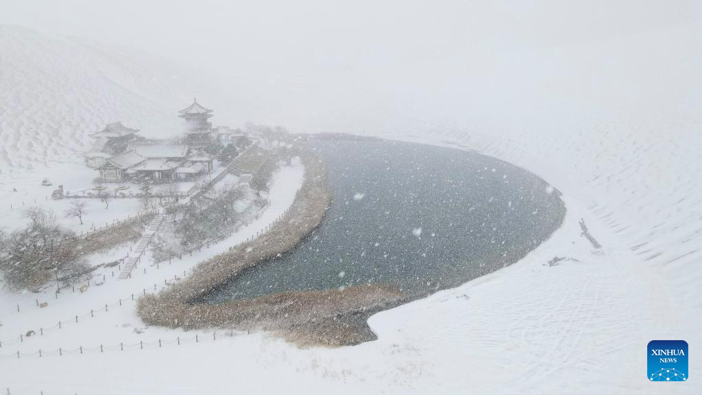 Pemandangan Salji di Dunhuang, Barat Laut China