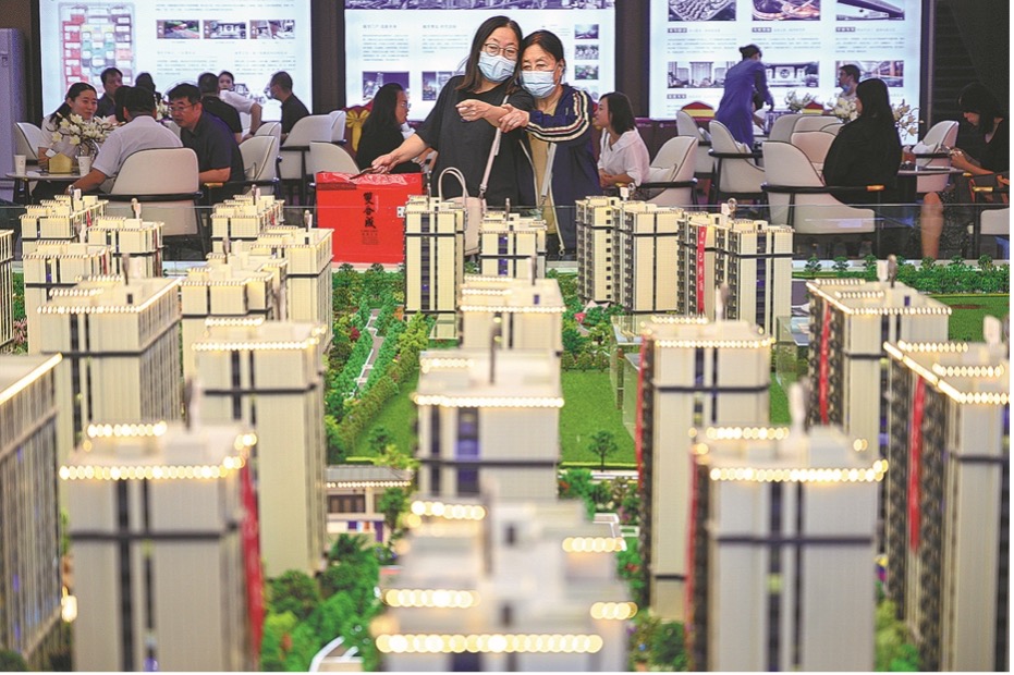 Pembeli rumah potensial melihat model hartanah di bandar Taiyuan, provinsi Shanxi. (Foto: Weiliang/ China News Service)