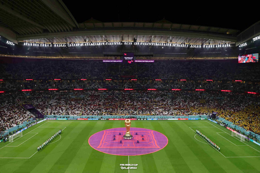 Penonton di Stadium Al Bayt menantikan perlawanan pembukaan kejohanan Piala Dunia 2022 antara tuan rumah Qatar dan Ecuador pada petang 20 Nov. (FOTO HECTOR VIVAS/FIFA/GETTY )