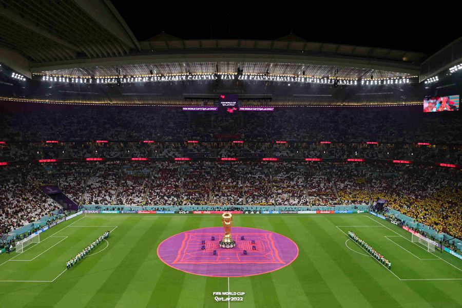 Penonton di Stadium Al Bayt menantikan perlawanan pembukaan kejohanan Piala Dunia 2022 antara tuan rumah Qatar dan Ecuador pada petang 20 Nov. (FOTO HECTOR VIVAS/FIFA/GETTY )
