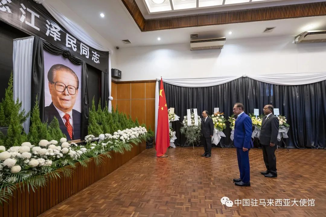 Anwar Beri Penghormatan Terakhir kepada Mendiang Jiang Zemin