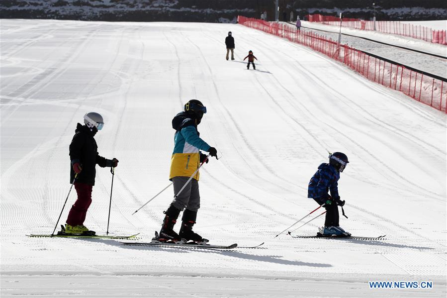 Orang bermain ski di Pusat Peranginan Ski Fulong, Zhangjiakou, provinsi Hebei pada 5 Februari 2019. (Gambar/Xinhua)