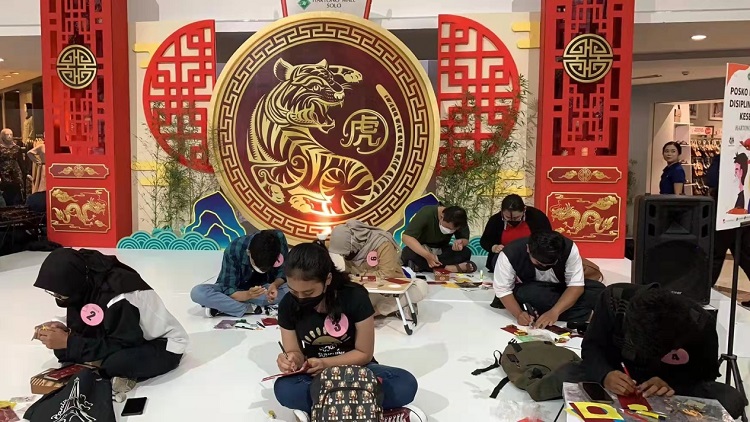 Pelajar-pelajar di Institut Konfusius, Universiti Sebelas Maret, Indonesia menyambut Tahun Baru Cina 2022. (Gambar oleh Institut Konfusius Universiti Sebelas Maret)
