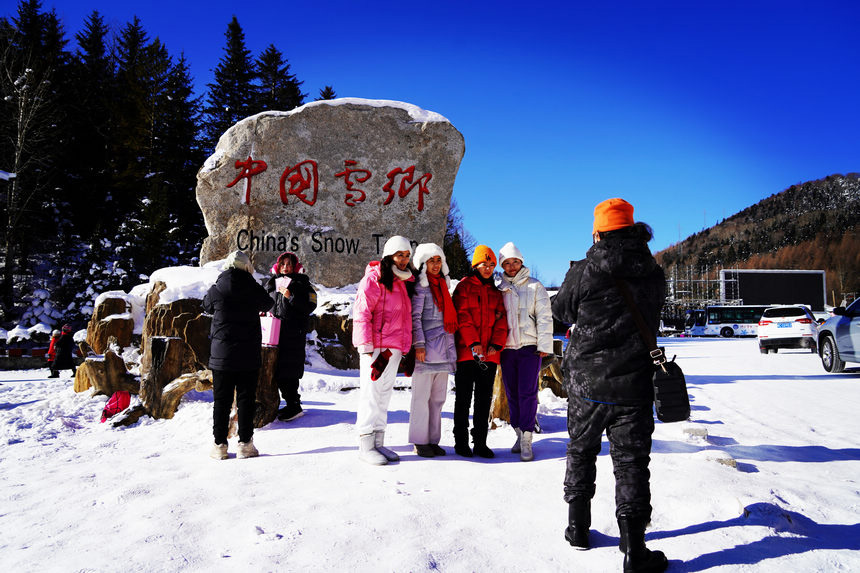 Pelancong bergambar di Xuexiang, atau “Pekan Salji”, destinasi pelancongan popular di provinsi Heilongjiang.
