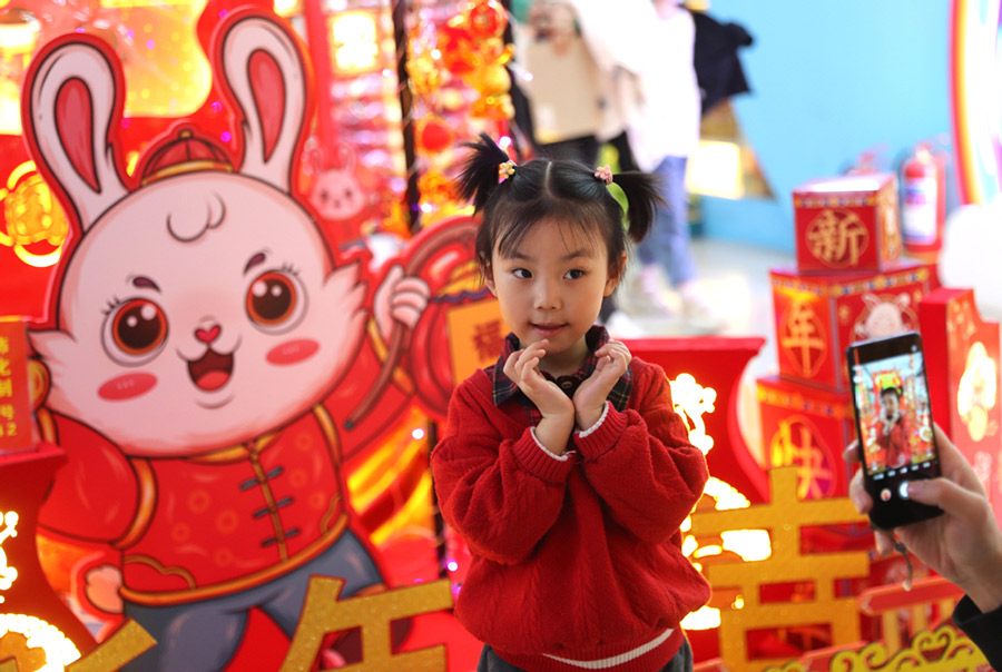 Seorang kanak-kanak bergambar di pusat beli-belah Beijing pada 7 Januari 2023. (Gambar/China Daily)
