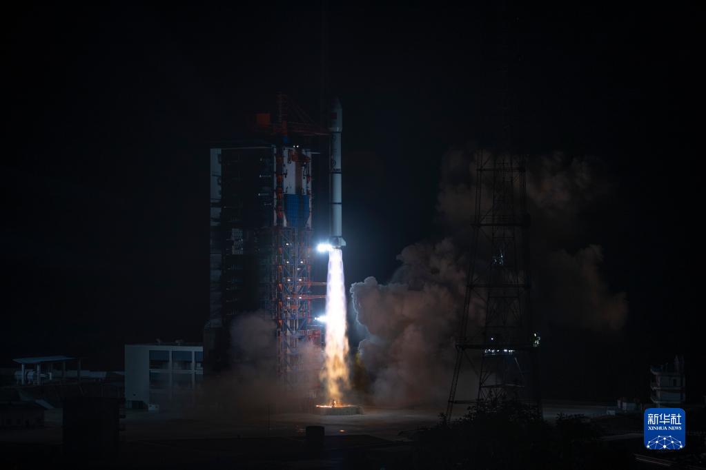 China Lancarkan Satelit APSTAR-6E