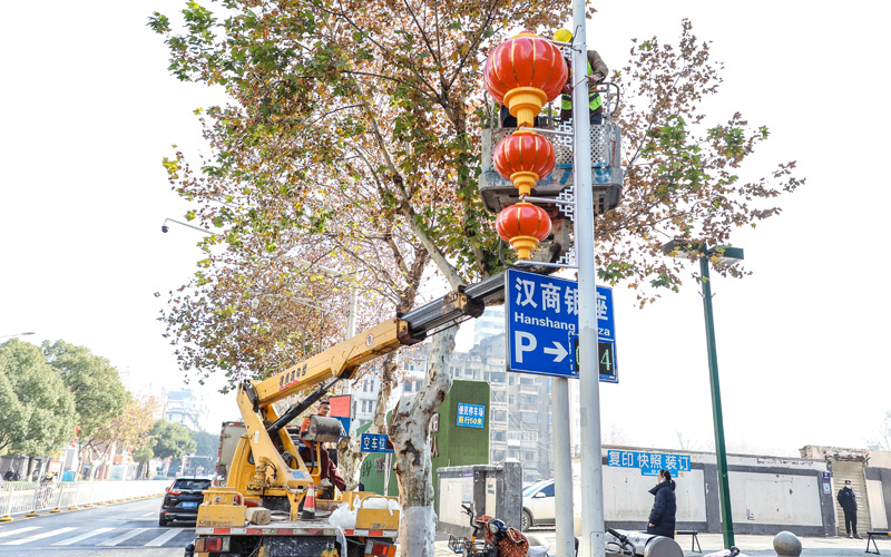 Lampu Perayaan Terangi Kota Wuhan