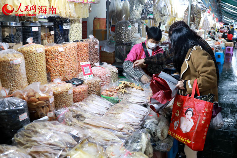Penduduk tempatan memilih produk hasil laut. (Gambar oleh Meng Fansheng dari People’s Daily Online)