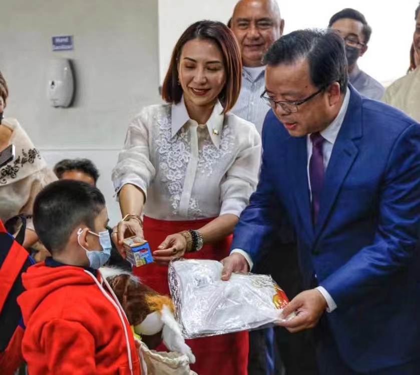 Setiausaha Pelancongan Filipina, Christina Garcia Frasco dan Duta Besar China di Filipina, Huang Xilian memberikan cenderamata kepada pelancong dari China di lapangan terbang Manila. (Sumber foto: Jabatan Pelancongan Filipina)