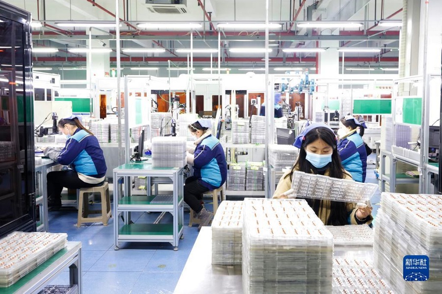 Bengkel pengeluar perkakasan elektronik di Zon Pembangunan Ekonomi Sihong, provinsi Jiangsu pada 27 Januari 2023. (Sumber foto: Xinhua)