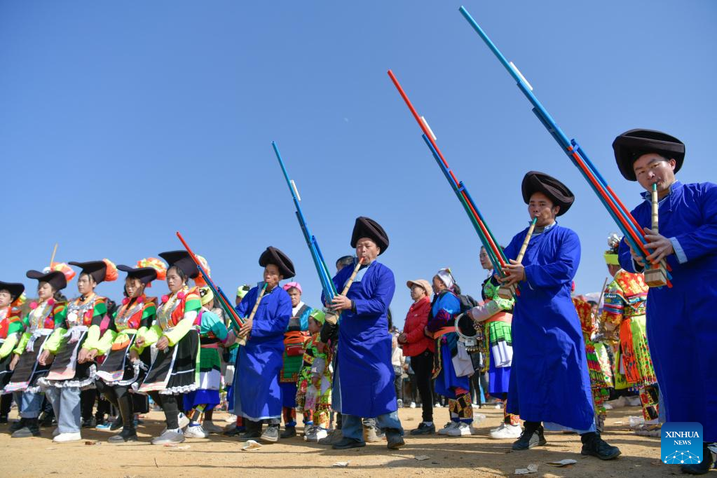 Penduduk etnik Miao memakai pakaian tradisional untuk menyertai aktiviti yang dipanggil "Tiaoyue" di Daerah Autonomi Qiannan, provinsi Guizhou pada 29 Jan 2023. (Gambar oleh Yang Wenbin dari Xinhua)