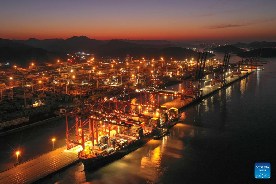 Foto udara yang diambil pada 31 Januari 2023 ini menunjukkan sebuah kapal kargo berlabuh di terminal kontena pelabuhan Ningbo-Zhoushan di provinsi Zhejiang, timur China. (foto: Xinhua)