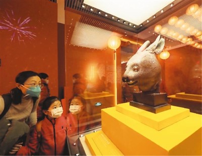 Orang berkunjung ke Muzium Negara China yang terletak di bandar Beijing. (Gambar oleh Du Jianpo)