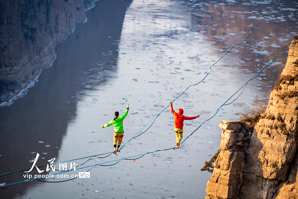 Aksi Lagak Ngeri Dipersembahkan pada Ketinggian 157 Meter di Shanxi