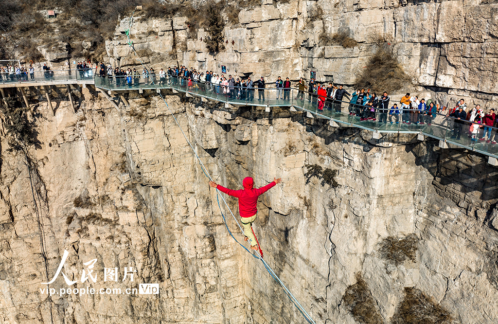 Aksi Lagak Ngeri Dipersembahkan pada Ketinggian 157 Meter di Shanxi