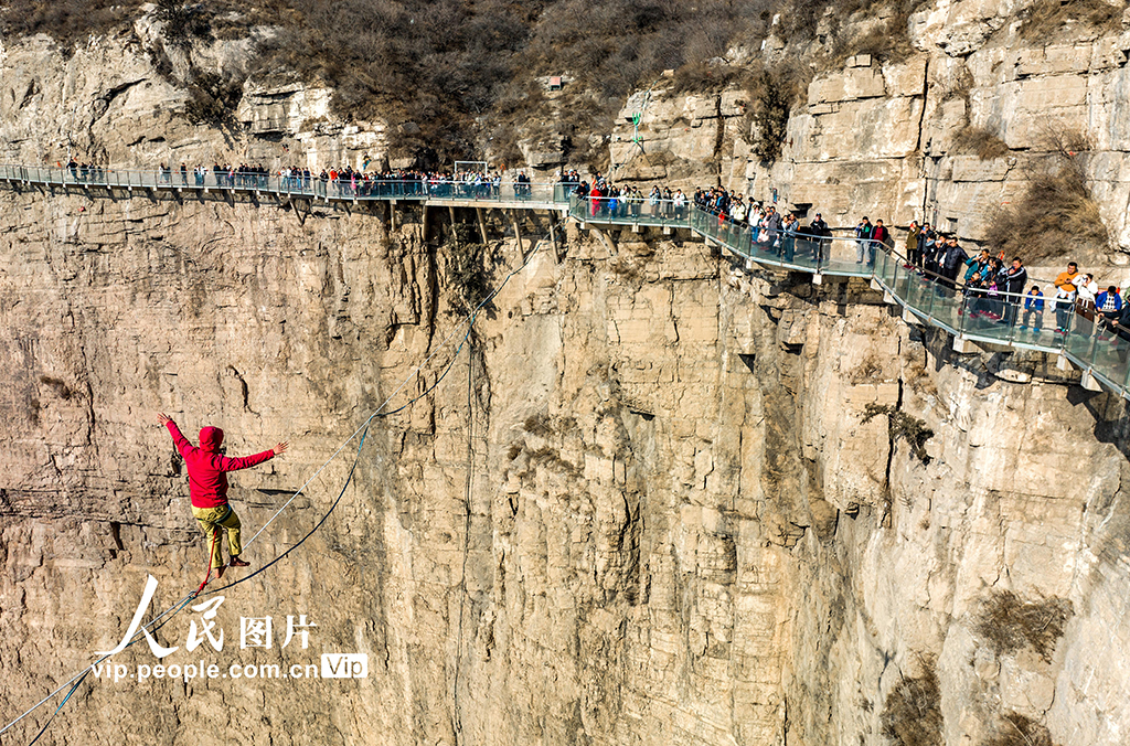 Aksi Lagak Ngeri Dipersembahkan pada Ketinggian 157 Meter di Shanxi