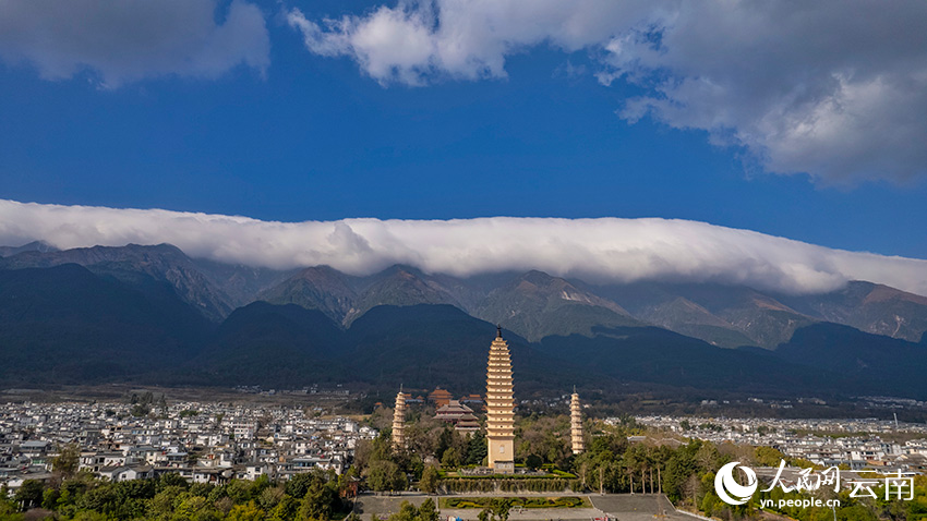 Awan mirip selimut dilihat di Gunung Cangshan, bandar Dali, provinsi Yunnan pada 11 Februari 2023. (Gambar oleh Ying Guangwan)