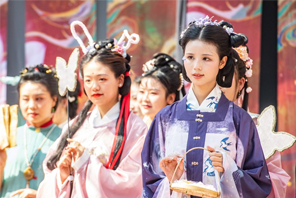 Pakaian Tradisional Cina Debut di Karnival Venice