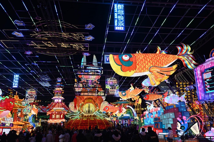 Tanglung berbentuk ikan yang dipamerkan di Karnival Tanglung Dinosaur Antarabangsa Zigong ke-29. (Sumber gambar: vip.people.com.cn)