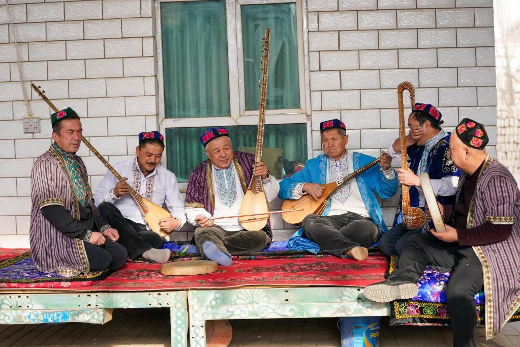 Artis Muqam, Sulayman Abdu (tiga dari kiri) sedang berlatih bersama-sama artis Muqam yang lain di pekarangan rumahnya. (Foto/Xinhua)
