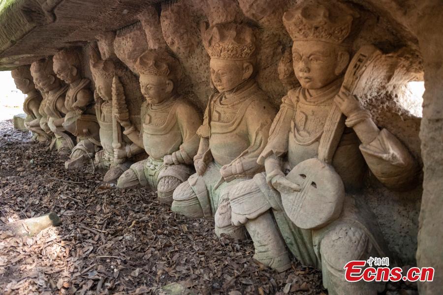 Satu siri arca batu tersembunyi yang wujud sejak dinasti Tang (618-907) dan dinasti Song (960-1279) muncul selepas paras air menurun di pekan Anyue, bandar Ziyang, provinsi Sichuan, barat daya China, pada 1 Mac 2023. (foto: Liu Zhongjun/Chinanews.cn)