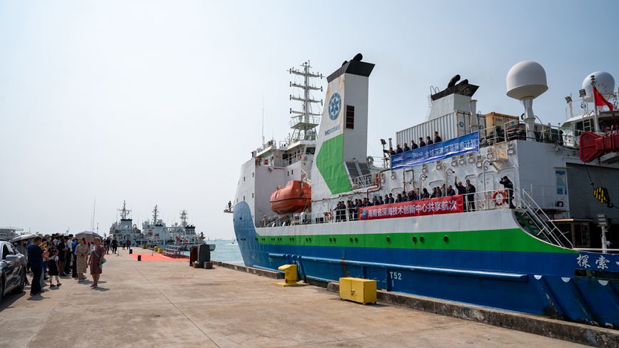 Kapal penjelajah laut “Explorer 1” dan kapal selam berawak “Fendouzhe” (Perjuangan) kembali ke Sanya. (foto: Du Li.People.cn)