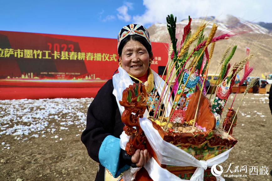 Petani Tibet Adakan Upacara Bajak Musim Bunga