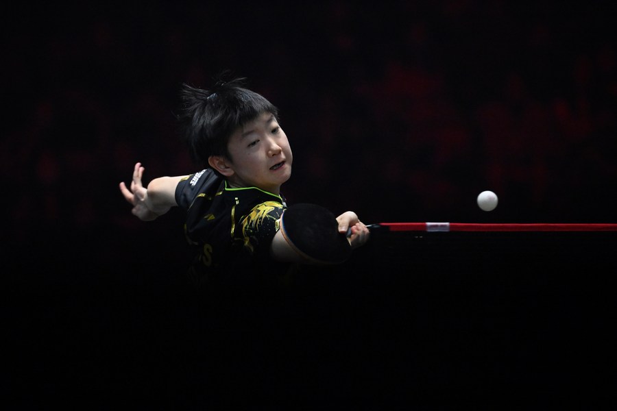 Pemain China Sun Yingsha beraksi semasa perlawanan akhir perseorangan wanita menentang rakannya Qian Tianyi dalam WTT Singapore Smash. (foto: Then Chih Wey/Xinhua)