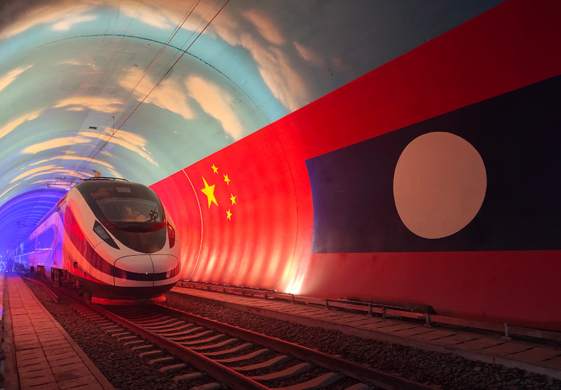 Tren memasuki Terowong Youyi di sempadan China-Laos. (Foto/Xinhua)