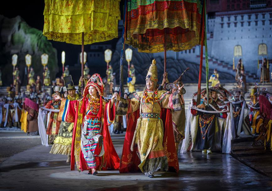 Foto menunjukkan barisan pelakon opera “Puteri Wencheng” menari di pentas di Lhasa, ibu kota wilayah autonomi Tibet China.  (Foto: Xiao Wensongzi/People.cn)