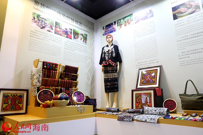 Hasil broked etnik Li diperagakan di satu pameran bertemakan budaya entik Li dan Miao yang menetap di provinsi Hainan, selatan China sempena Persidangan Tahunan 2023 Forum Asia Boao (BFA). (People’s Daily Online/Fu Wuping)