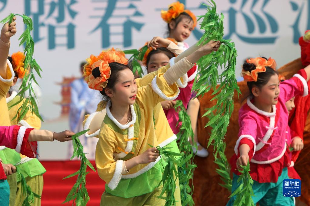 Pelakon-pelakon menyertai perarakan bertemakan Dinasti Song di Kaifeng. (Foto/Xinhua)