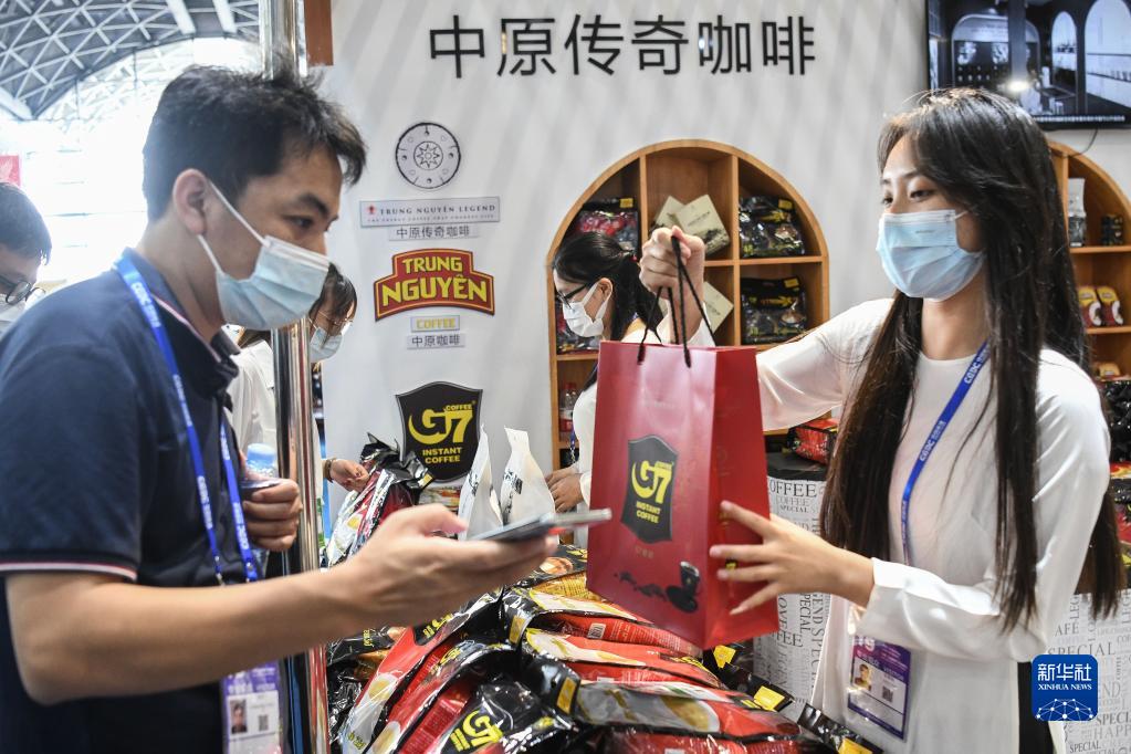 Pengunjung membeli kopi Trung Nguyen Legend pada CAEXPO ke-19. (Foto/Xinhua)