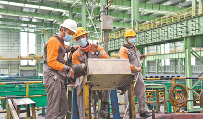 Pekerja Alliance Steel (M) Sdn. Bhd di bengkel. (Foto ihsan Alliance Steel (M) Sdn. Bhd)