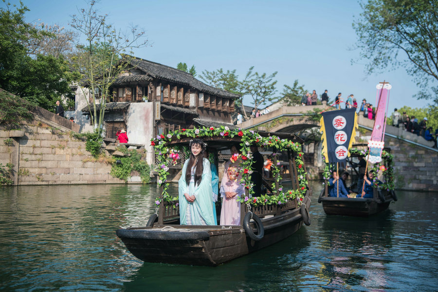 Pekan Wuzhen di provinsi Zhejiang yang digelar sebagai “pekan air” melancarkan karnival musim bunga yang berlangsung selama dua bulan bermula dari 1 April. (foto: China Daily)