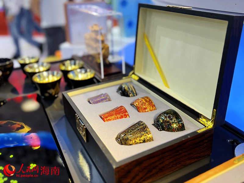 Produk lacquerware gaya Shen Shao’an, warisan budaya tidak ketara Foochow, dipamerkan di CICPE ketiga. (People’s Daily Online/Jiang Chengliu)