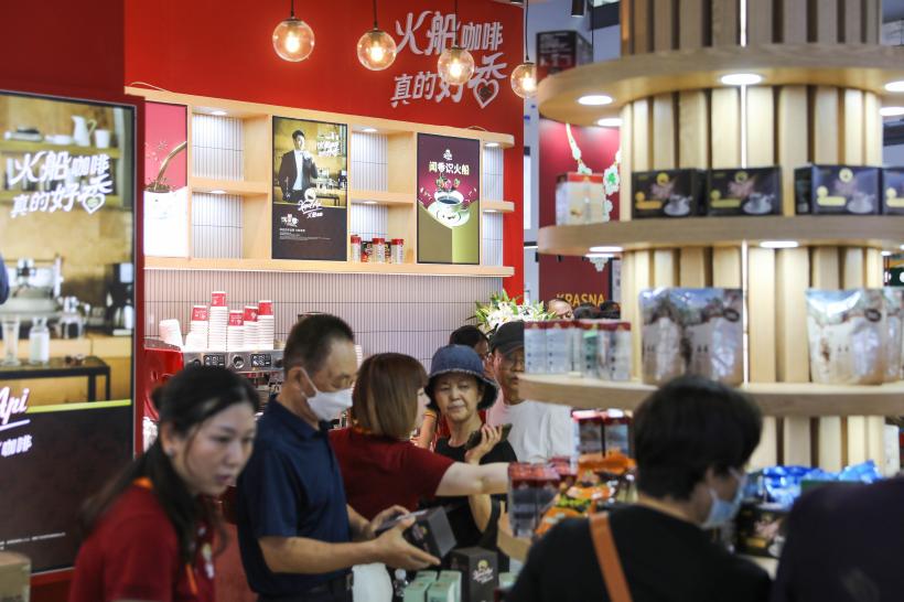 Produk kopi jenama Fireboat dari Indonesia yang buat pertama kalinya dipamerkan pada CICPE mendapat tempat di hati pembeli China.