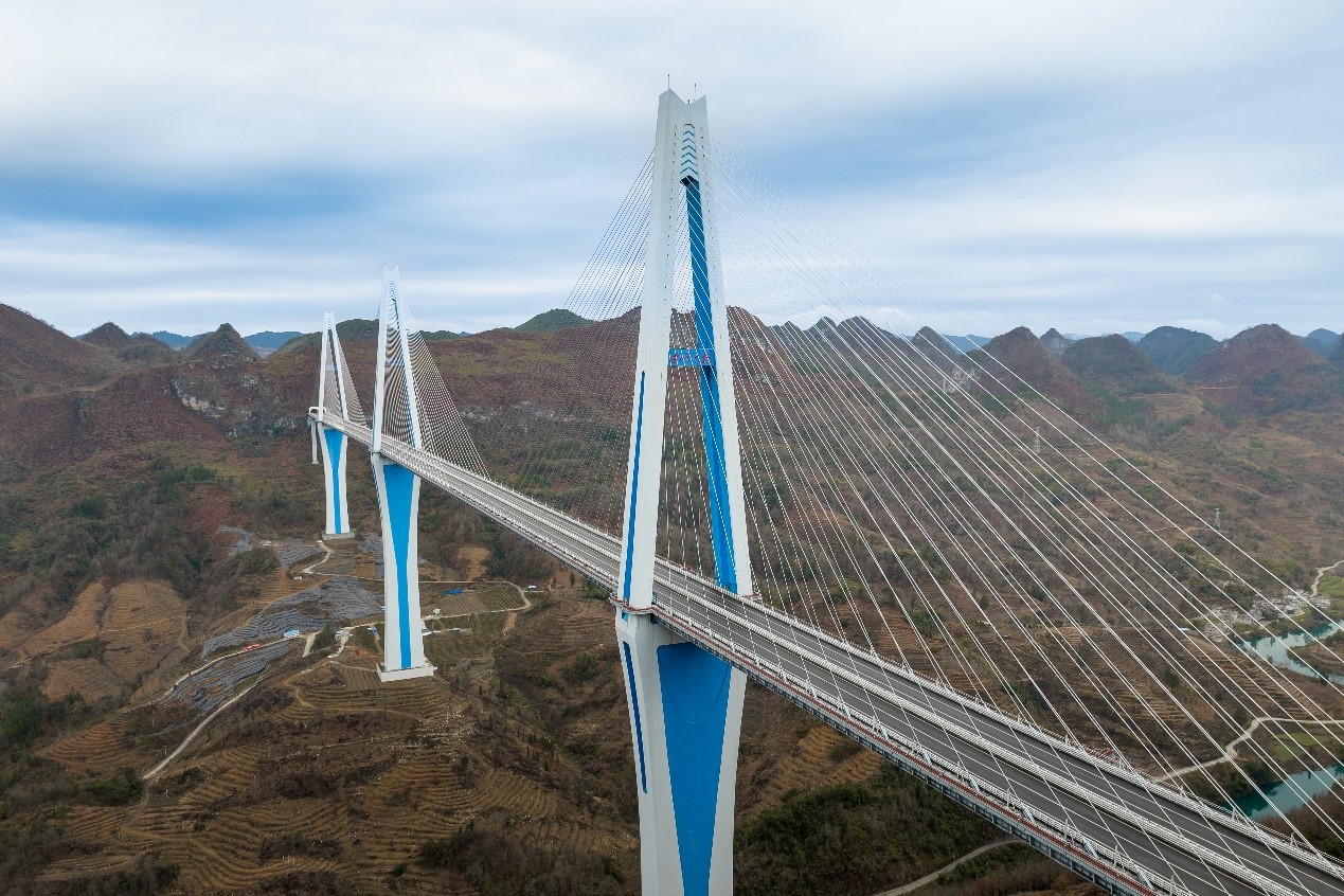 Jambatan Pingtang telah memenangi anugerah untuk infrastruktur, iaitu Anugerah Gustav Lindenthal yang diberikan oleh Persatuan Antarabangsa bagi Kejuruteraan Jambatan dan Struktur (IABSE). Sekarang, dengan tempat-tempat indah di sekitarnya, jambatan tersebut sudah menjadi suatu tarikan pelancong. (foto: Tu Min/People.cn)
