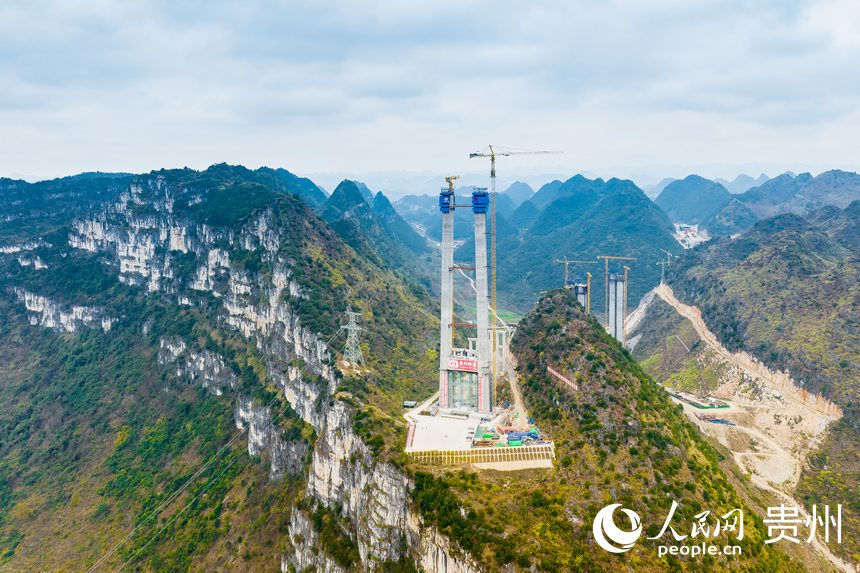 Foto yang diambil pada Januari 2023 ini menunjukkan Jambatan Gua Huajiang yang dalam pembinaan. (foto: Tu Min/People.cn)