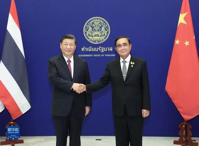 Presiden Xi Jinping mengadakan pertemuan dengan Perdana Menteri Thailand, Prayut Chan-O-cha di Bangkok pada 19 November 2022. (Xinhua/Yao Dawei)
