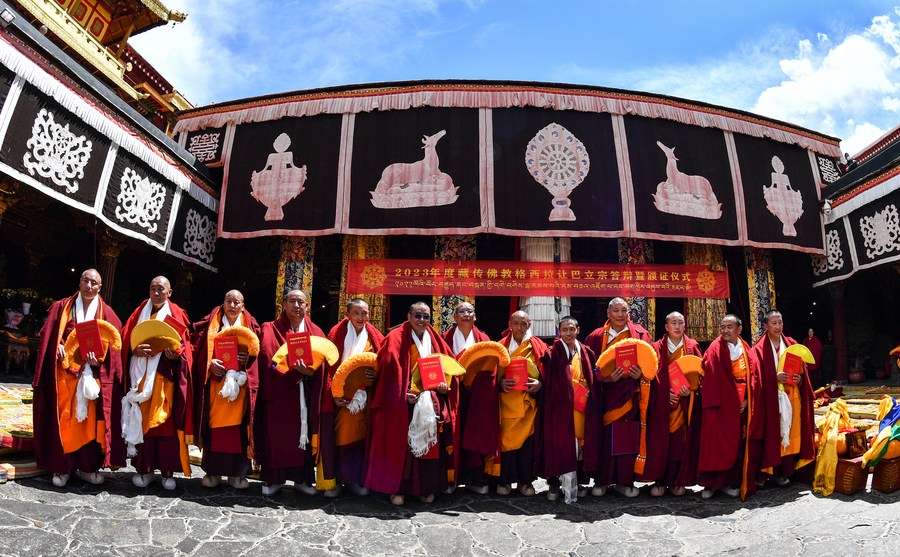 13 Sami Buddha Tibet Terima Ijazah Setara Kedoktoran