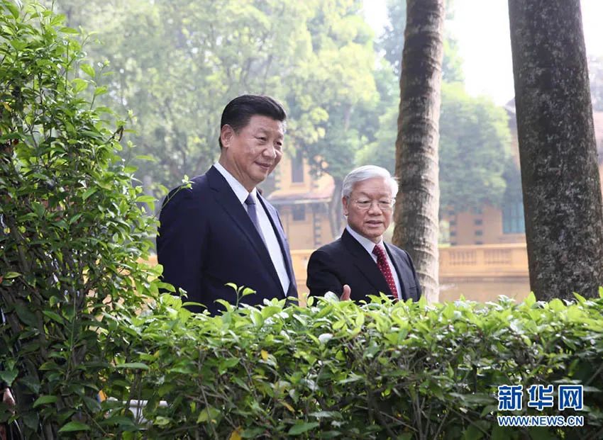 Presiden Xi Jinping mengadakan pertemuan dengan Setiausaha Agung Parti Komunis Vietnam, Nguyen Phu Trong sebelum berkunjung ke bekas kediaman Ho Chi Minh. (Xinhua/)
